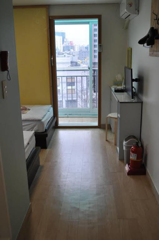 J-honor Hotel *